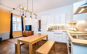 Elegant, Modern, 2-Bed Flat By Museum Of Prague
